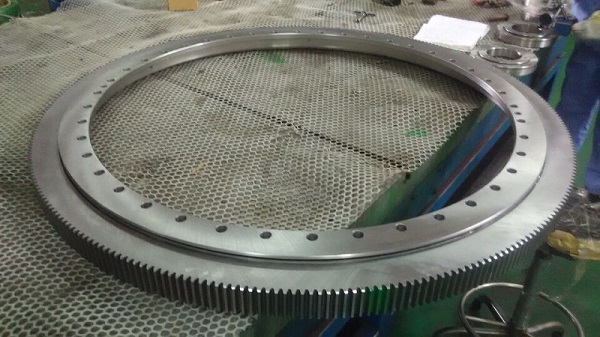 E.1390.30.15.D.1-R  crossed roller slewing bearing with external teeth